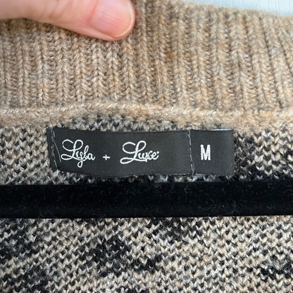 Lyla & Luke leopard print oversize v neck long sleeve sweater size medium - Picture 5 of 11